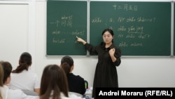 Jiang Xiaoyu, profesoară de limba chineză, în timpul unei lecții la liceul „Mihai Berezovschi” din Chișinău, 5 decembrie 2025.