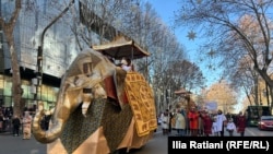 "ალილოს" მონაწილეებმა მსვლელობა სამების ტაძართან დაასრულეს.