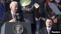 Vice-președintele american Joe Biden se adresează mulțimii din scuarul Operei