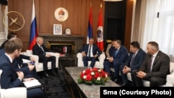 Sastanak predsjednika RS Siniše Karana (desno) sa zamjenikom ministra vanjskih poslova Rusije Aleksandrom Gruškom (lijevo), Banjaluka, 21. april 2026.