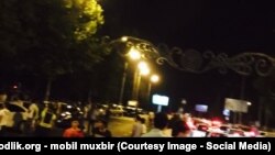Во время пожара милиция перекрыла улицы рядом с торговым комплексом «Узкургазмасавдо». Ташкент, 18 августа 2015 года. 