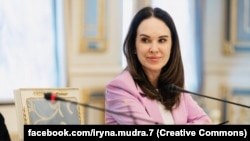 Ірина Мудра підтвердила, що вранці у неї відбулися обшуки, а згодом їй повідомили про підозру та вручили клопотання про запобіжний захід