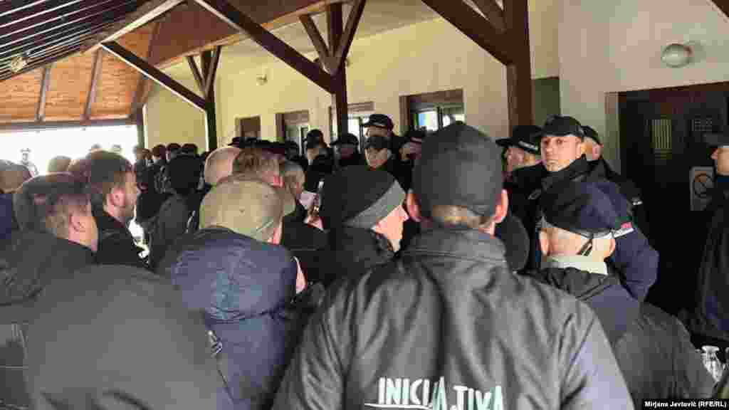 Ispred objekta su se okupili opozicioni aktivisti i građani kojima policija nije dozvolila da priđu, 29. mart 2026.
