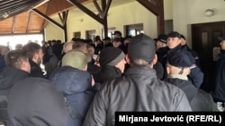 Tuče, tenzije i policijski kordoni u Kuli