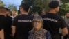 Borkinja za ljudska prava Nataša Kandić ispred policije i ekstremnih desničara na obeležavanju godišnjice genocida u Srerenici, u Beogradu, 11. jula 2021. godine. Levo, u beloj majici, je vođa ekstremno desnog pokreta Levijatan, Pavle Bihali
