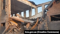 რუსეთის ავიაციის მიერ დაბომბილი შენობა ზაპოროჟიეს რაიონში მდებარე კოლონიის ტერიტორიაზე. 2025 წლის 29 ივლისი