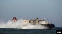 Такие десантные катера на воздушной подушке Морской пехоты США способен нести в трюме десантный корабль USS Fort McHenry (LSD 43)