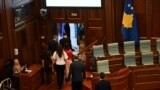 Deputetë duke u larguar nga salla e seancave të Kuvendit të Kosovës. Fotografi nga arkivi.