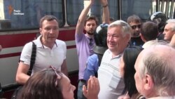 Прихильників екс-комуністки Александровської закидали яйцями у Харкові (відео)