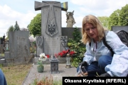 Ганна Величко доглядає за знайденим нею у 2010 році пам’ятником воїнам УГА
