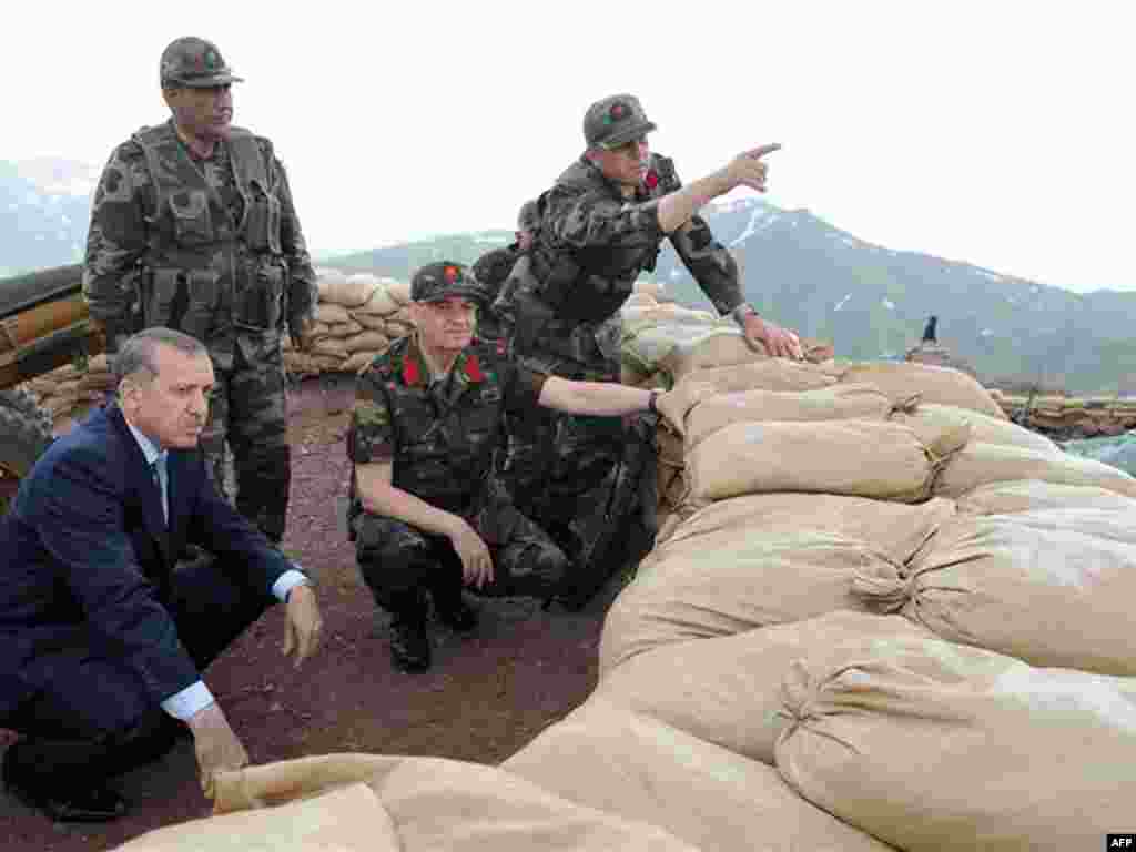 Турцыя: прэм'ер-міністар Таіп Эрдаган наведвае вайсковую базу на мяжы зь Іракам