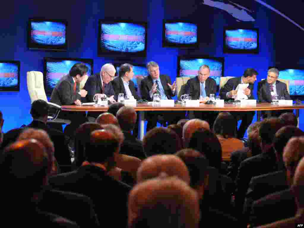 Учесници на дебата на светскиот економски форум - SWITZERLAND, Davos : Participants listen to speakers during the session "What is the "New Normal" for global Growth ?" on the first day of the World Economic Forum in Davos on January 27, 2010. The elite meeting at the Swiss mountain-top-resort started nearly four decades ago and aim to bring leaders toegether to discuss the most pressing issues facing the world. 