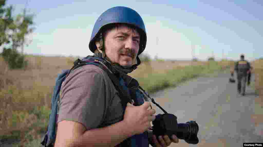 Sztyepanov, a veterán háborús fotográfus nemcsak a tapasztalatairól beszélt a Szabad Európának, hanem az Ukrajna szabadságának közelgő harmincadik évfordulójára tervezett projektjéről is. Ehhez főleg olyan fiatal ukrán katonákról készített portrékat, akik már a szabad Ukrajnában születtek