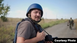 Анатолий Степанов - украински фоторепортер на свободна практика, който в момента се намира на фронтовата линия на неопределено място в източна Украйна.