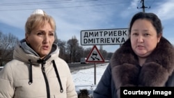 Дмитриевка айылынын тургундары Гүлнара Ахмедова, Гүлгаакы Оспанова.