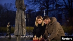 Președintele Ucrainei, Volodimir Zelenski, și soția sa, Olena, se reculeg la Monumentul dedicat victimelor Holodomorului din Kiev