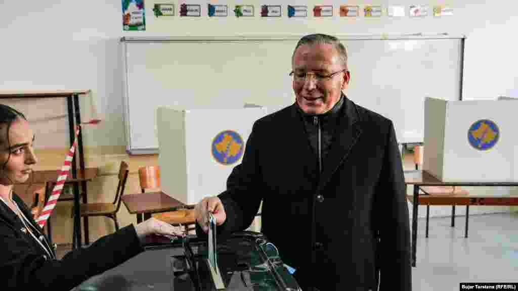 Kryetari i Partisë Demokratike të Kosovës dhe kandidati për kryeministër, Bedri Hamza, voton në zgjedhjet e parakohshme parlamentare në një qendër votimi në Mitrovicën e Jugut.