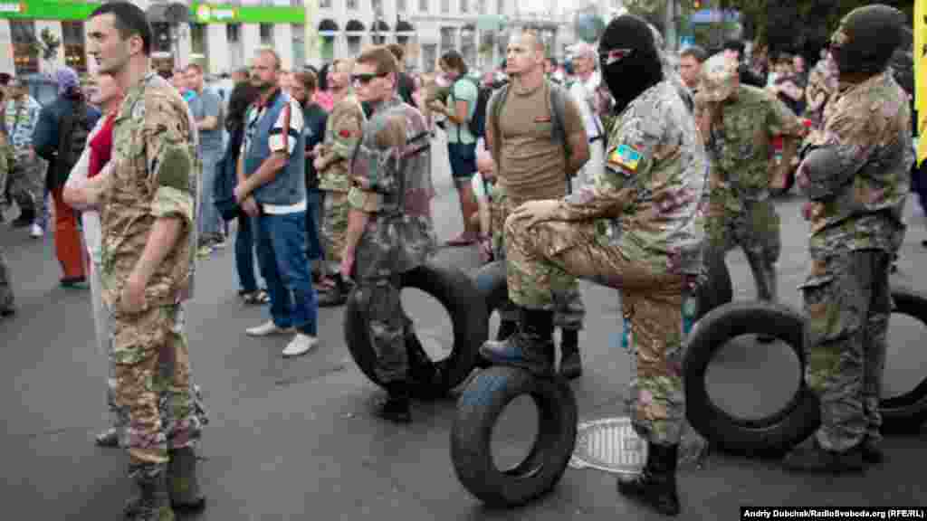 Активісти принесли шини на місце проведення мітингу