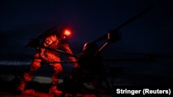 Украінскі вайсковец рыхтуе цяжкі ўдарны беспілётнік да выпрабавальнага палёту на палігоне, 23 сакавіка 2026 г. Ілюстрацыйнае фота