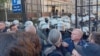 U jednom trenutku na sporednom ulazu došlo je do naguravanja okupljenih i policije koja je koristila biber sprej, Novi Sad, 15. maj 2025.