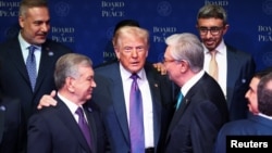 Президент США Дональд Трамп (в центре), президент Узбекистана Шавкат Мирзиёев (слева) и президент Казахстана Касым-Жомарт Токаев (справа) на заседании Совета мира в Вашингтоне 19 февраля 2026 г