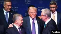 АҚШ президенті Дональд Трамп (ортада), Өзбекстан президенті Шавкат Мирзияев (сол жақта) және Қазақстан президенті Қасым-Жомарт Тоқаев (оң жақта) Бейбітшілік кеңесі жиынында. Вашингтон, 19 ақпан, 2026 жыл.