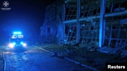 Tržni centar u Mikolajivu teško je oštećen u ruskom raketnom napadu rano ujutro 17. maja 2023.