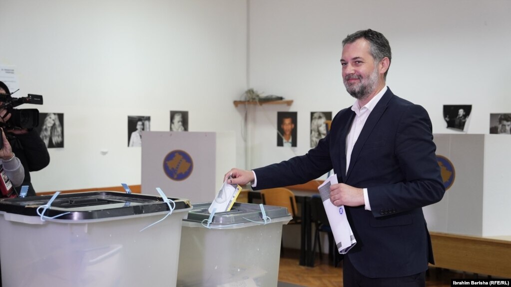 Kandidati i Lëvizjes Vetëvendosje për kryetar të Prishtinës, Hajrullah Çeku, shihet duke votuar në një qendër votimi në kryeqytet, në zgjedhjet lokale, Prishtinë, 12 tetor 2025.