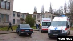 Машини швидкої допомоги доправляють потерпілих внаслідок вибуху в суді до лікарні, Нікополь, Дніпропетровська область, 30 листопада 2017 року