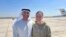 Ksenia Karelina alături de ambasadorul Emiratelor Arabe Unite în SUA, Yousef al-Otaiba, după eliberarea sa, pe un aeroport din Abu Dhabi, 10 aprilie, 2025.