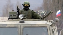 Российский военный в селе Перевальное, Крым, 4 марта 2014 года