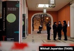 Poliția la intrarea în Galeria Tretiakov