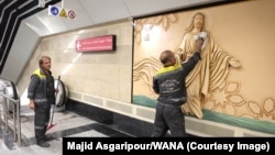 Работник полира релефна скулптура на Исус Христос на метростанция „Дева Мария“ в Техеран, Иран, 18 октомври 2025 г.