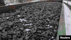 Уголь должны были отправить железной дорогой, но транзит заблокировала Россия