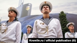 Почетный караул в Адмиралтействе в Санкт-Петербурге встречает Владимира Путина, приехавшего в город по случаю празднования дня Военно-морского флота