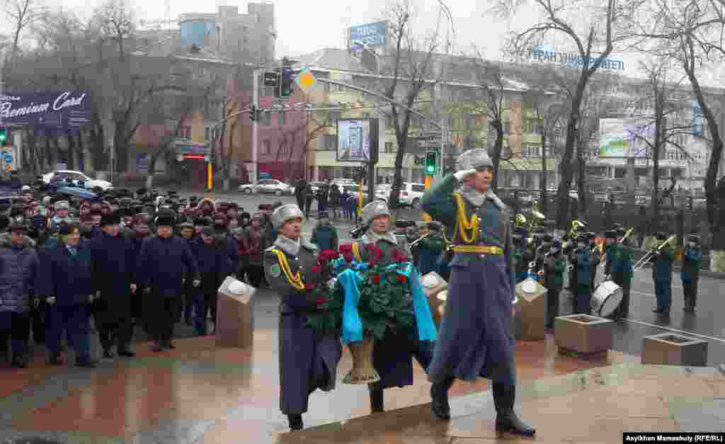 В церемонии возложения цветов к монументу &laquo;Рассвет независимости&raquo; приняли участие аким города Алматы Бауыржан Байбек, политик и поэт Мухтар Шаханов, писатель Софы Сматаев, представители молодежных организаций.