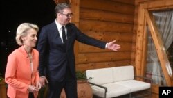 Aleksanadr Vučić, predsednik Srbije, dočekuje Ursulu von del Lejn (Ursula von der Leyen), predsednicu Evropske komisije, tokom njene posete Beogradu 29. septembra 2021. 