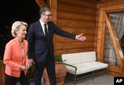 Aleksandar Vučić szerb elnök és Ursula von der Leyen európai bizottsági elnök Belgrádban 2021. szeptember 29-én