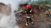 Pompierii ucraineni au stins flăcările unui incendiu provocat de un atac rusesc în Priluki, 5 iunie 2025.