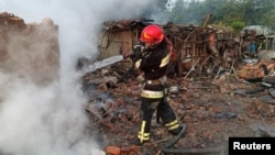 Pompierii ucraineni au stins flăcările unui incendiu provocat de un atac rusesc în Priluki, 5 iunie 2025.