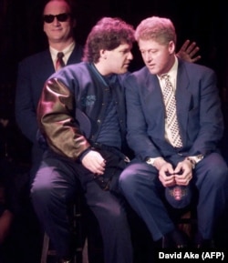 Билл Клинтон с братом Роджером (слева)