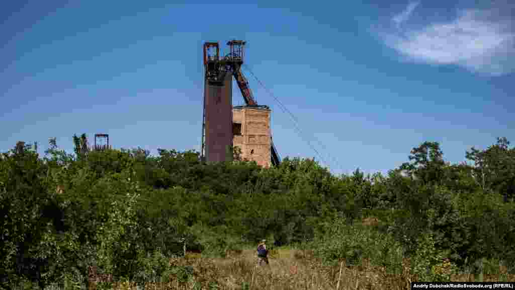 Тут вже тил. Сюди може вдарити лише ворожа артилерія. Йдемо до Торецька, проходячи повз шахту&nbsp;&laquo;Південна&raquo; на копрі якої написано ще радянський слоган -&nbsp;&laquo;МИРУ - МИР!&raquo;