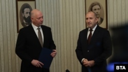 Росен Желязков (вляво) получи от президента Румен Радев мандат за съставяне на правителство и веднага го върна неизпълнен.