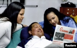 Уго Чавес в больнице в Гаване с дочерьми Росой Вирхинией и Марией Чавес. 15 февраля