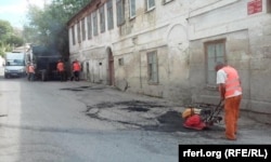 Ямочный ремонт дороги в Бахчисарае к визиту Путина и Берлускони