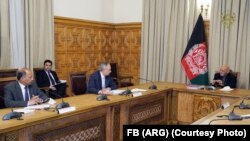 محمداشرف غنی رئیس جمهوری افغانستان حین دیدار با عبدالرزاق مشاور صدراعظم پاکستان در امور تجارت و سرمایه‌گذاری در کابل.