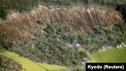 Зсуви землі внаслідок землетрусу пошкоили будинки місцевих жителів. Ацума, острів Хоккайдо, 6 вересня 2018 року