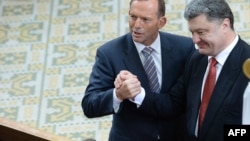 Австралия премьер-министры Тони Эббот (c), Украина президенты Петр Порошенко 
