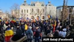 Sute de protestatari au protestat în fața Prefecturilor din numeroase orașe din țară, la inițiativa partidului AUR. Imagine de la protestul din fața Prefecturii Galați.