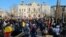Sute de protestatari au protestat în fața Prefecturilor din numeroase orașe din țară, la inițiativa partidului AUR. Imagine de la protestul din fața Prefecturii Galați.